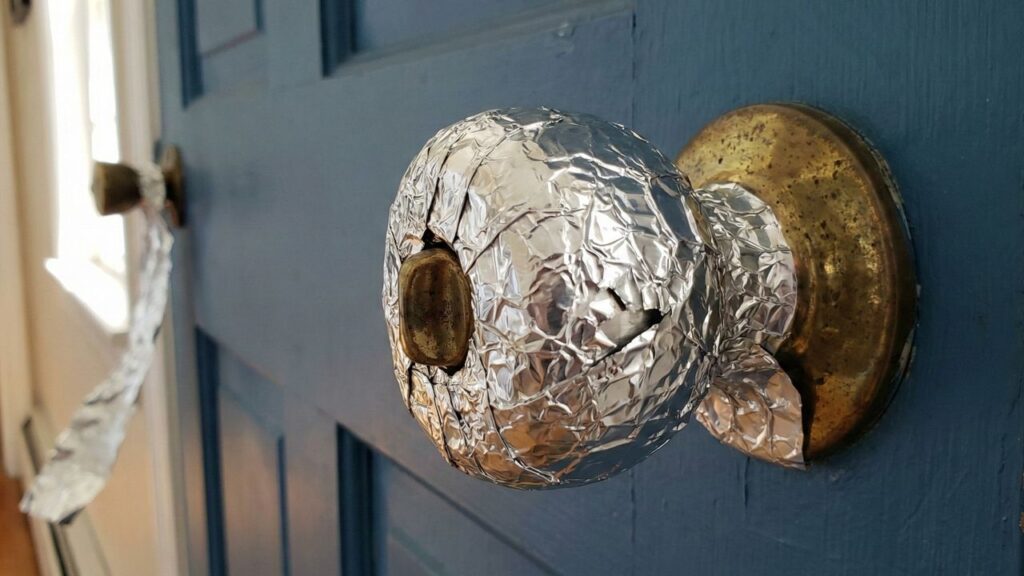Por que você precisa fazer o truque da maçaneta com papel alumínio antes de sair de casa