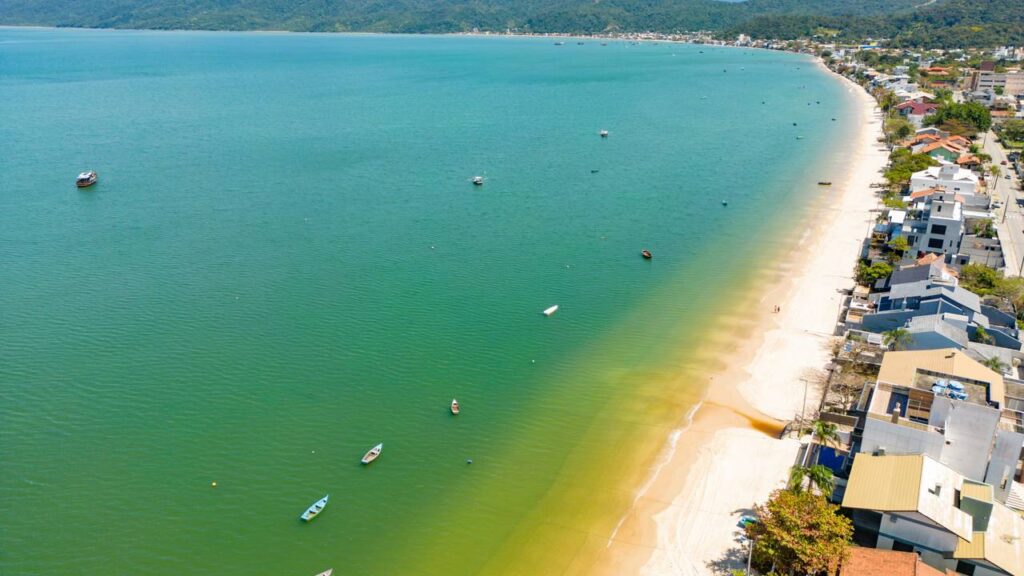 O "Caribe Catarinense" que encanta com águas quase transparentes e praias perfeitas para o surfe