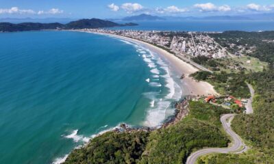 O "Caribe Catarinense" que encanta com águas quase transparentes e praias perfeitas para o surfe