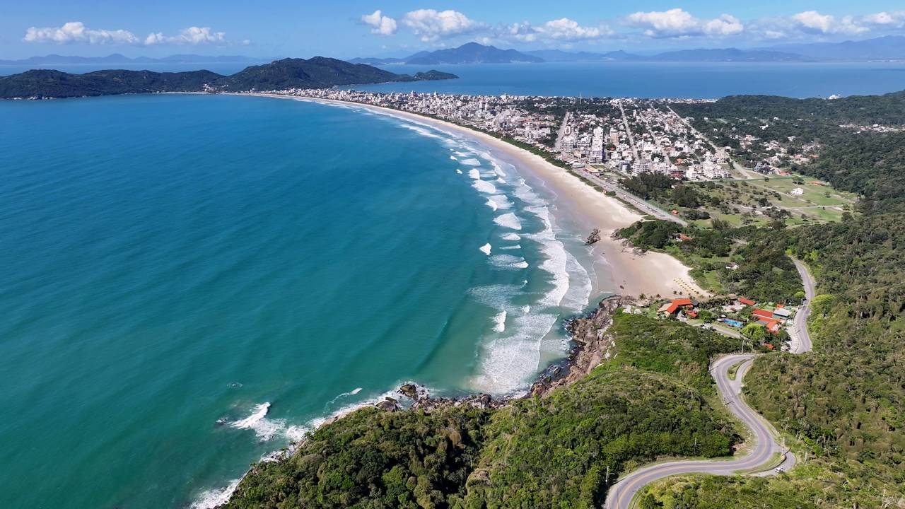 O "Caribe Catarinense" que encanta com águas quase transparentes e praias perfeitas para o surfe