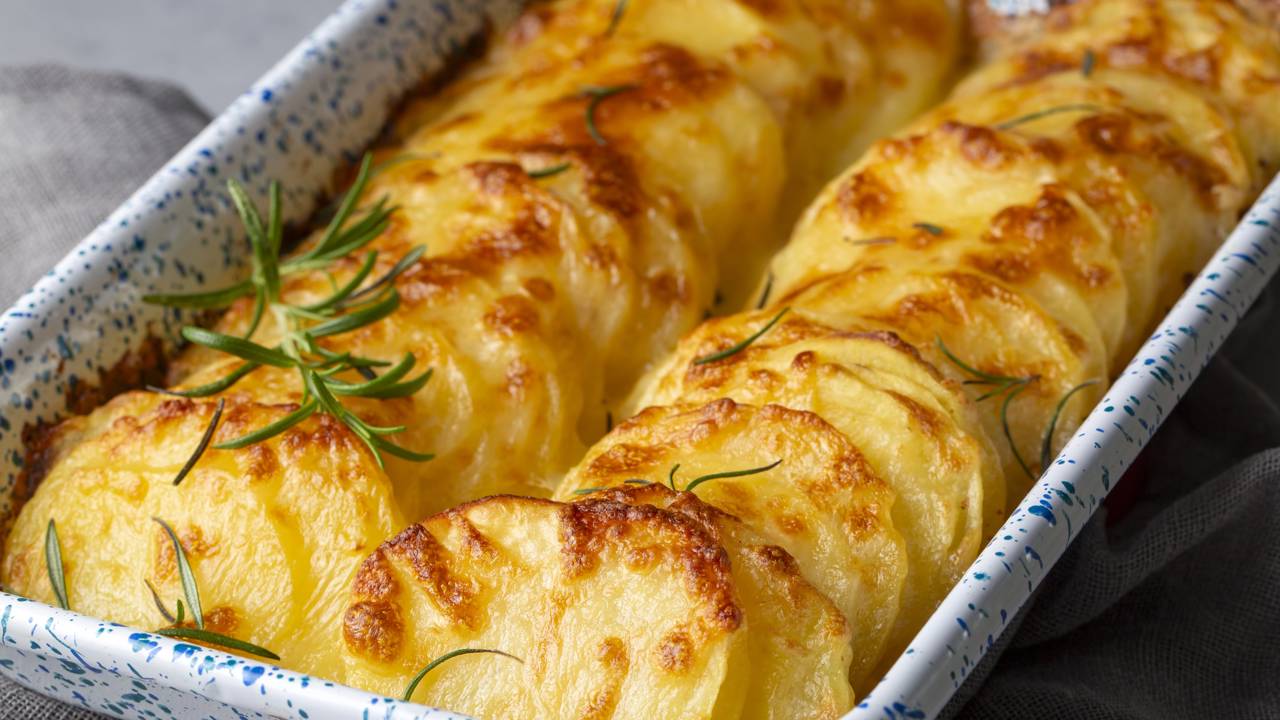 Aprenda a fazer batata gratinada cremosa com truques simples que deixam tudo mais saboroso