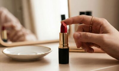 Transforme seu visual básico com o poder magnético do batom vermelho ideal