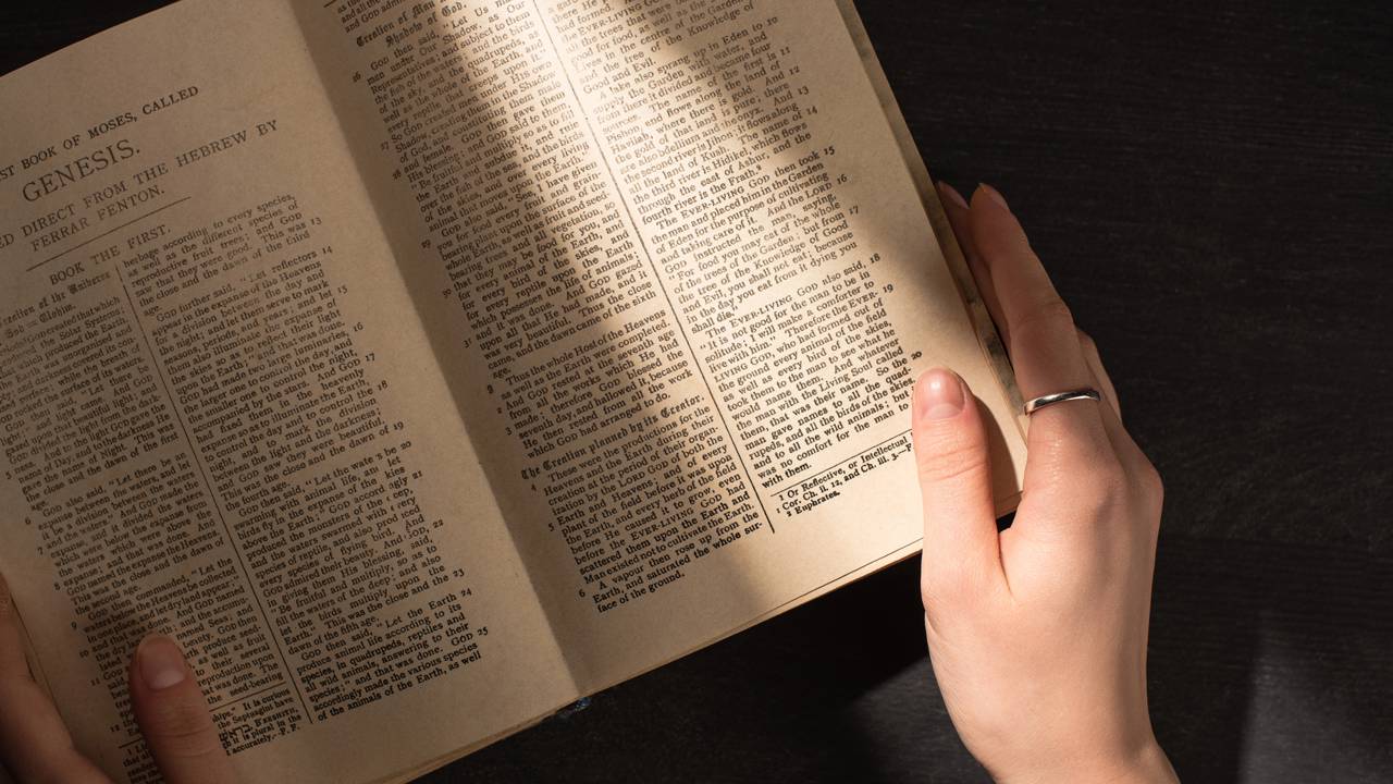 Versículo bíblico de Mateus 11:28 é usado como apoio emocional