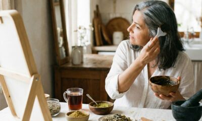 Mistura caseira poderosa deixa o cabelo branco com cor incrível e brilho intenso