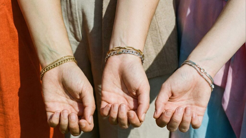 Estas são as poderosas cores de esmalte que rejuvenescem as mãos e valorizam sua pele