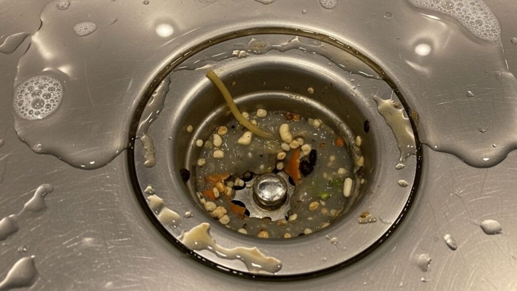 Sem necessidade de vinagre ou bicarbonato de sódio: este truque com o copo d'água desentope qualquer cano sem esforço