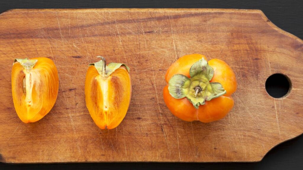 Os benefícios do caqui para a saúde que explicam por que essa fruta ajuda no bem-estar