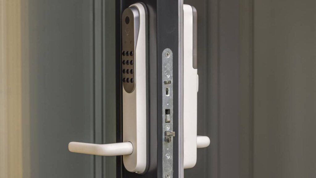 Fechadura digital com senha traz mais praticidade no dia a dia e muda a rotina de quem entra e sai de casa