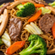 Refogue frango, carne e legumes na ordem certa e tenha um yakisoba perfeito feito em uma única panela