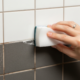 O melhor método para limpar rejunte encardido sem usar nenhum produto químico caro