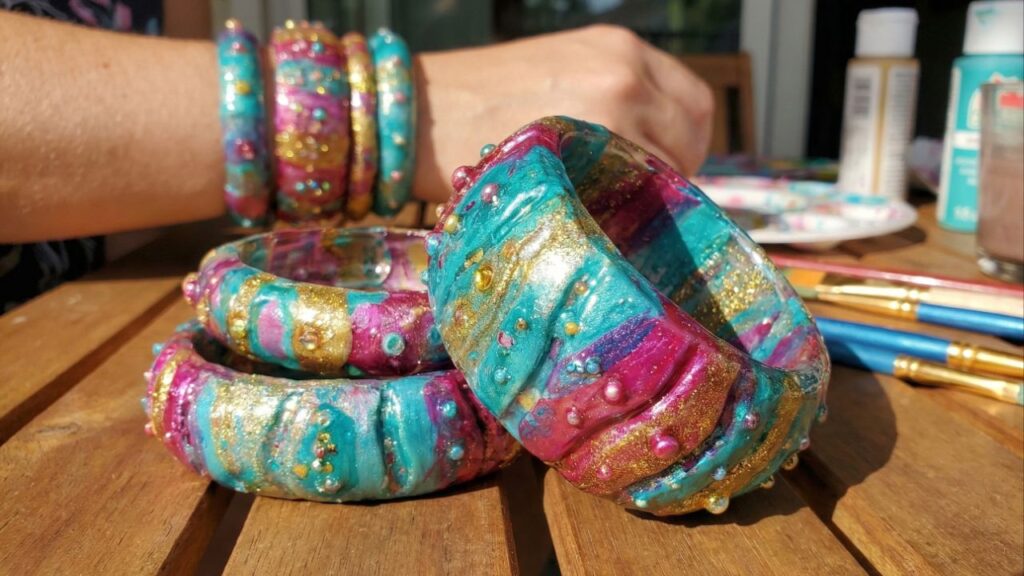 Aprenda agora como fazer pulseira de garrafa PET maximalista com luxo e estilo único