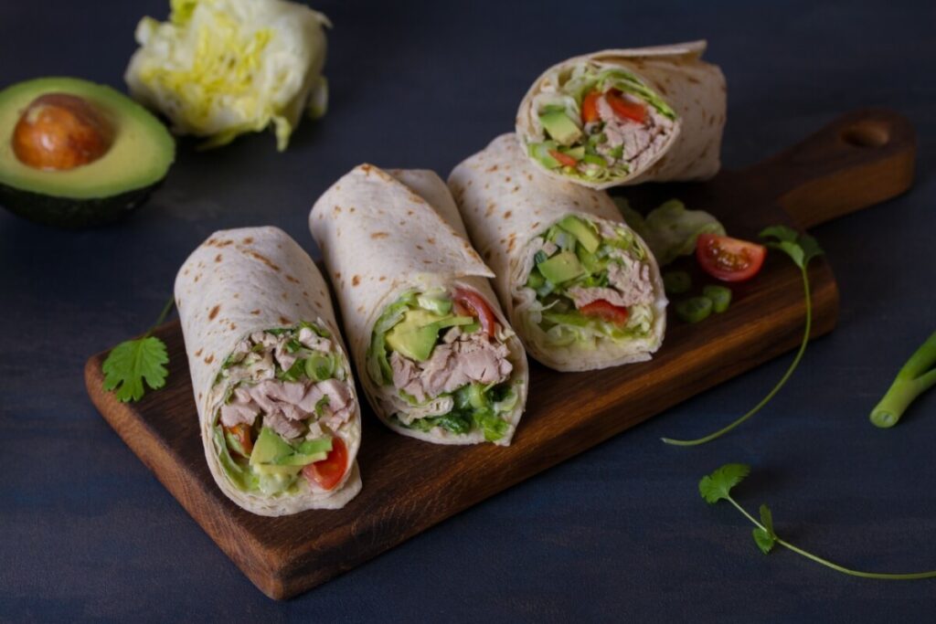 Wrap de frango cremoso com requeijão vira opção prática e saborosa no café da manhã