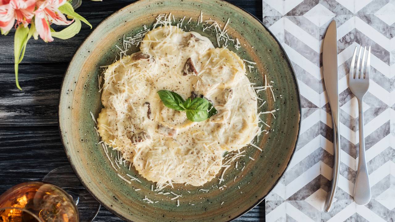 Ravioli de ricota e muçarela transforma ingredientes simples em prato elegante