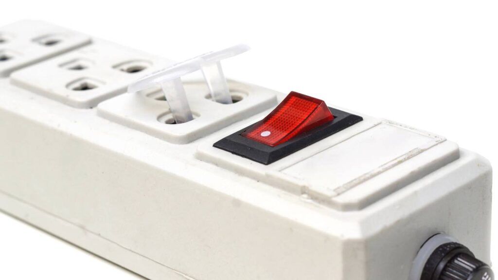 Filtro de linha inteligente é útil e seguro para proteger seus eletrônicos