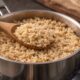 Por que o arroz integral demora mais para cozinhar e ainda fica firme