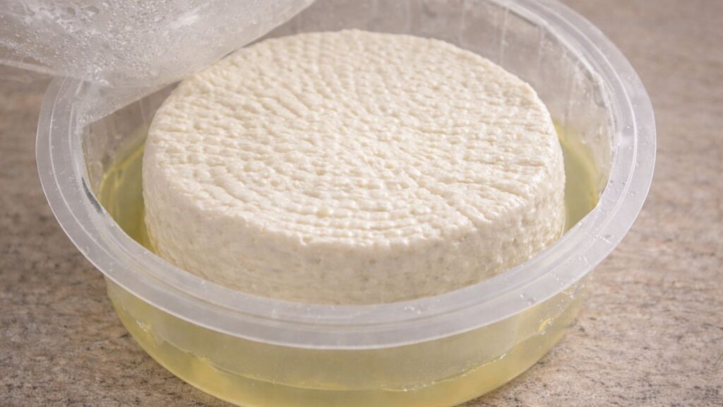 Queijo minas frescal solta água na embalagem e isso é mais comum do que parece