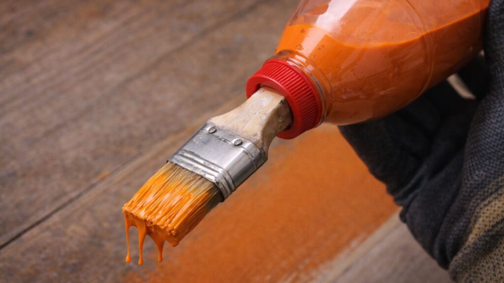 Uma garrafa plástica e um pincel viraram solução prática para pintura