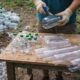 Ideia simples com garrafas recicladas trouxe economia e proteção