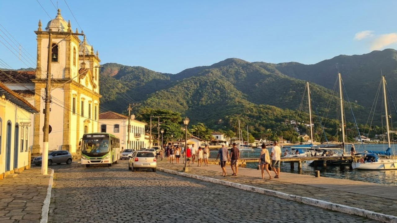 A ilha brasileira a 210 km de São Paulo que abriga uma das praias mais luxuosas em meio a natureza irresistível