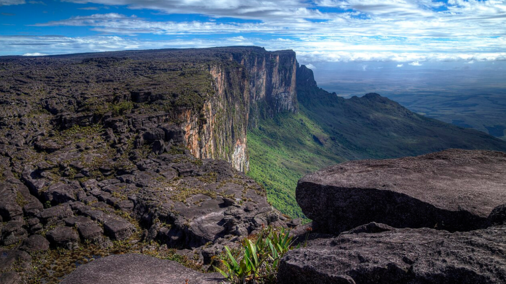 Com 2 bilhões de anos, 2.810m de altitude e noites que chegam a 2 °C, o santuário de cristais na fronteira do Brasil impressiona pela grandiosidade