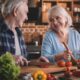 Como deve ser a alimentação do idoso para garantir mais saúde e disposição