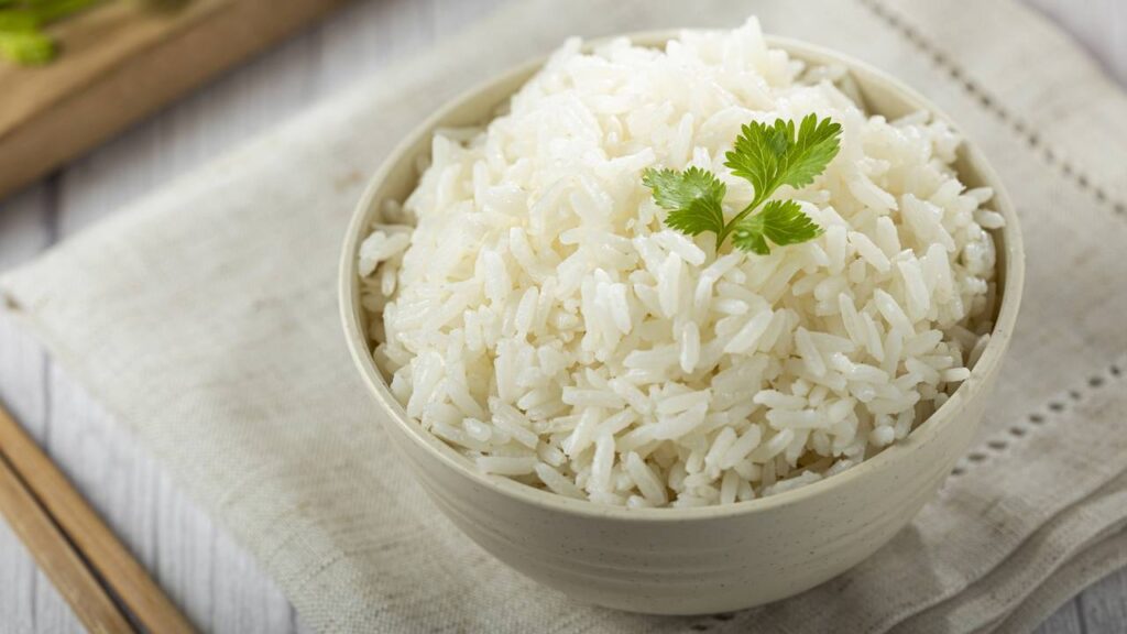 O segredo por trás do arroz branco soltinho dos restaurantes que quase ninguém coloca em prática