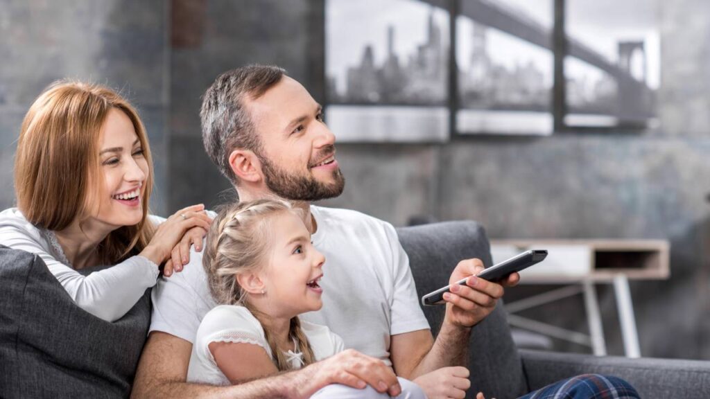 Programas de TV antigos que reuniam a família inteira na sala e transformavam a noite em tradição
