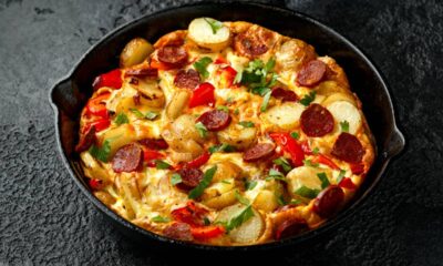 Receita com batata, ovo e salsicha que fica deliciosa e resolve a refeição da família