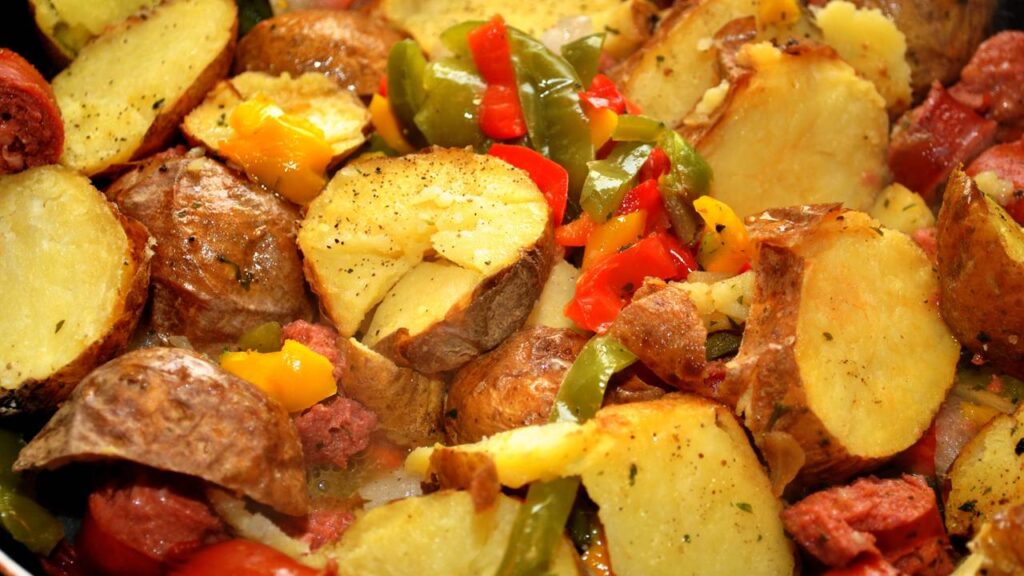 Receita com batata, ovo e salsicha que fica deliciosa e resolve a refeição da família