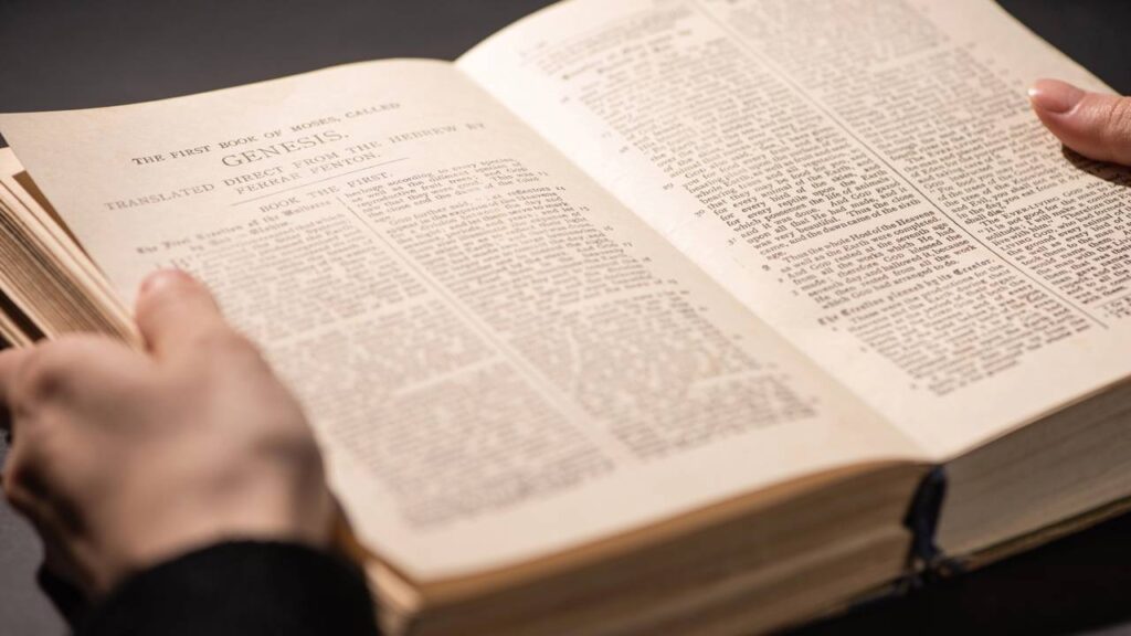 Versículo Evangelho de Mateus 11:28 é destacado como referência de conforto emocional e alívio espiritual