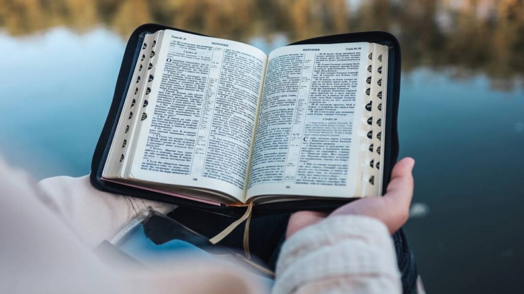 Mensagem de Mateus 6:34 reforça confiança no presente e combate a ansiedade