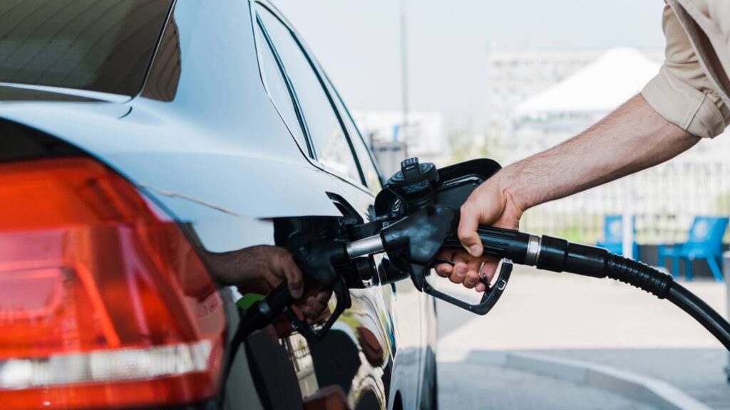 Novo combustível sem etanol chega aos postos pensando em carros antigos e motores clássicos