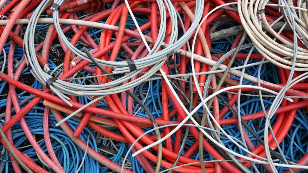 Como organizar cabos de forma prática e acabar de vez com fios espalhados pela casa