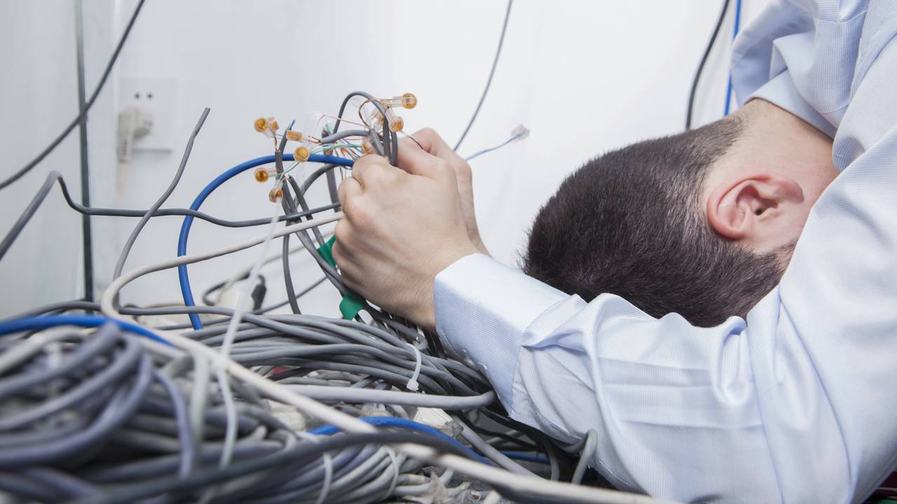 Como organizar cabos de forma prática e acabar de vez com fios espalhados pela casa