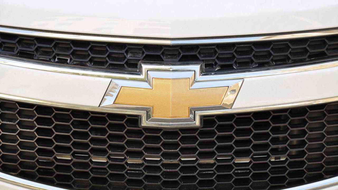 Chevrolet Monza 2026 surge com motor 1.3 turbo híbrido leve e consumo próximo de 21 km/l