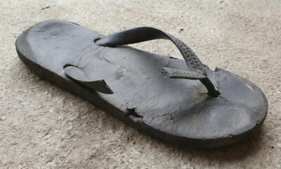 Seu chinelo arrebentou? Uma solução simples evita jogar fora