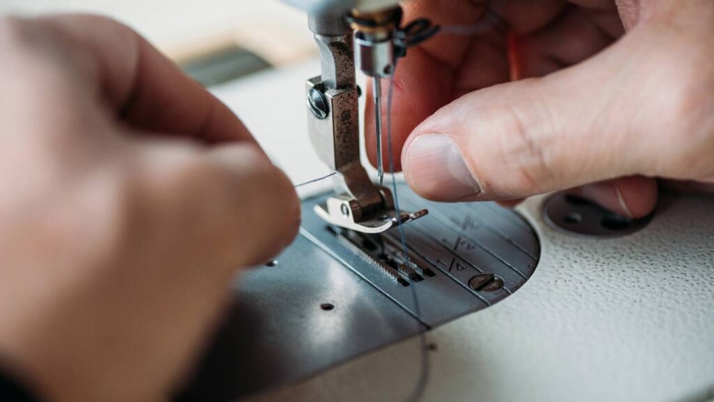 Como ganhar dinheiro com costura simples e transformar pequenos trabalhos em renda rápida