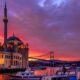 Mesquita Ortaköy iluminada ao pôr do sol, Estreito de Bósforo e Ponte do Bósforo em Istambul.