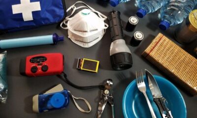 Kit de emergência com kit de primeiros socorros, máscaras, água, alimentos, rádio, lanternas e pilhas.