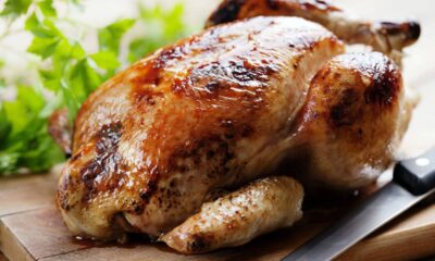 O truque da manteiga que deixa o frango assado mais suculento e macio por dentro