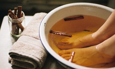 Lavar os pés com canela: para que serve, funciona mesmo e quando vale a pena experimentar