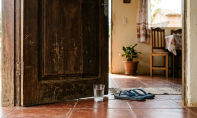 Copo com água e sal atravessa gerações e mantém tradição viva nos lares