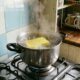 Não jogue fora suas esponjas de cozinha usadas: ferva elas por 5 minutos e elimine o mau cheiro escondido