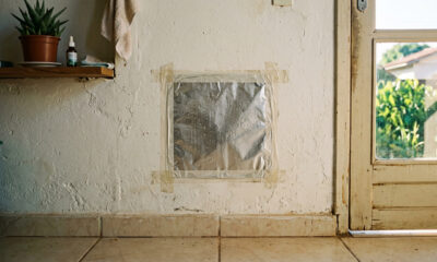 Arquitetos recomendam usar papel alumínio nas paredes para verificar a umidade em 24 a 48 horas e ver se o problema é um vazamento interno ou apenas condensação, que pode ser evitada com ventilação e manutenção simples na casa