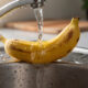 Por que lavar a banana antes de descascar e como fazer isso do jeito certo em 20 segundos