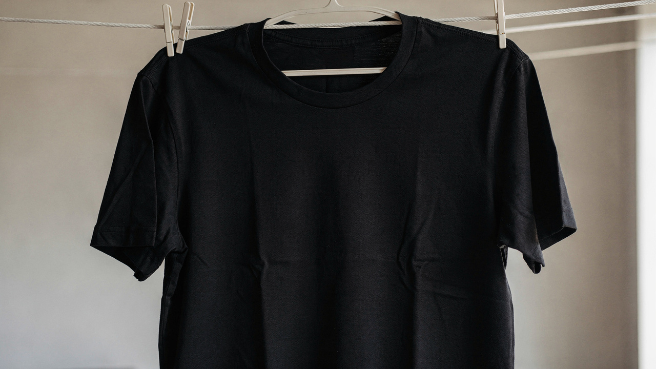 Adeus camiseta desbotada: esse é o jeito simples de manter roupas coloridas vivas sem complicar
