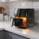 Não sabe onde colocar a air fryer? Esses quatro locais da cozinha devem ser evitados