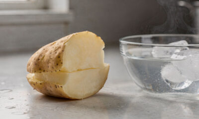 O truque da batata que chefs usam para descascar em segundos e deixar a polpa lisinha para salada e purê