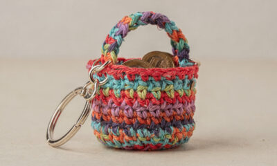 Aprenda a fazer a bolsinha de crochê chaveiro que virou febre entre as artesãs