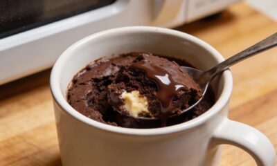 O brownie de preguiçoso que fica pronto em 1 minuto que você faz com apenas 5 ingredientes